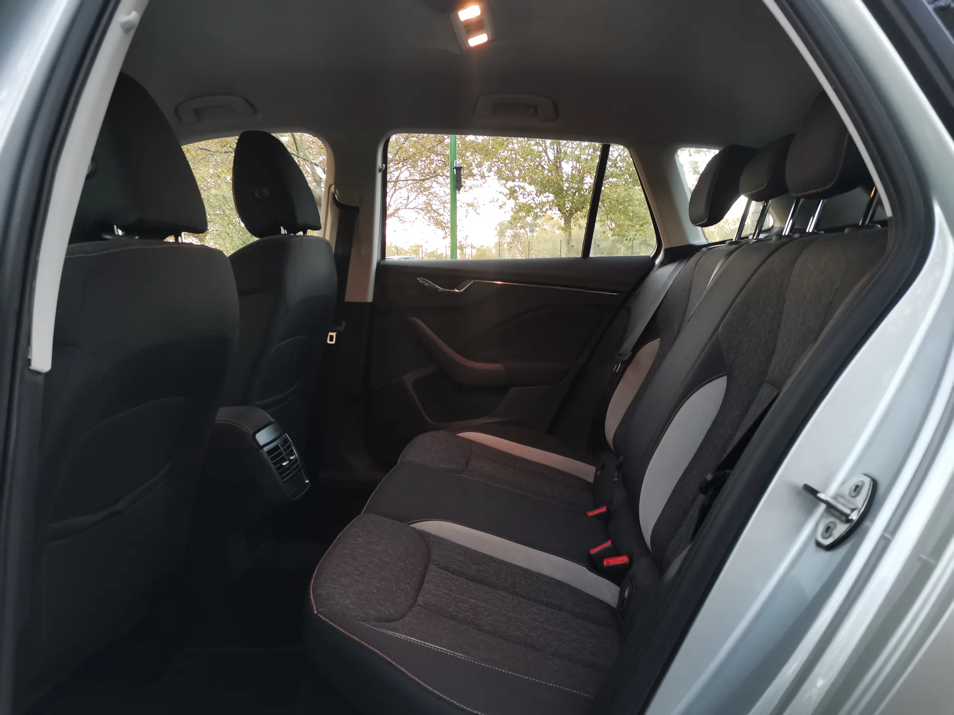 Skoda Kamiq 1.6 TDI 85kW 115CV Sport — fotografía 25 de 30
