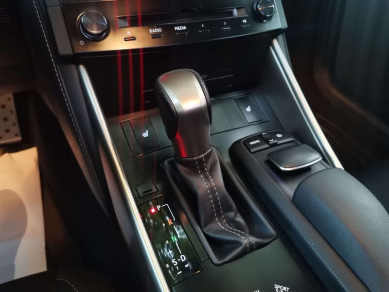 LEXUS IS300 IS 300h F Sport Navibox