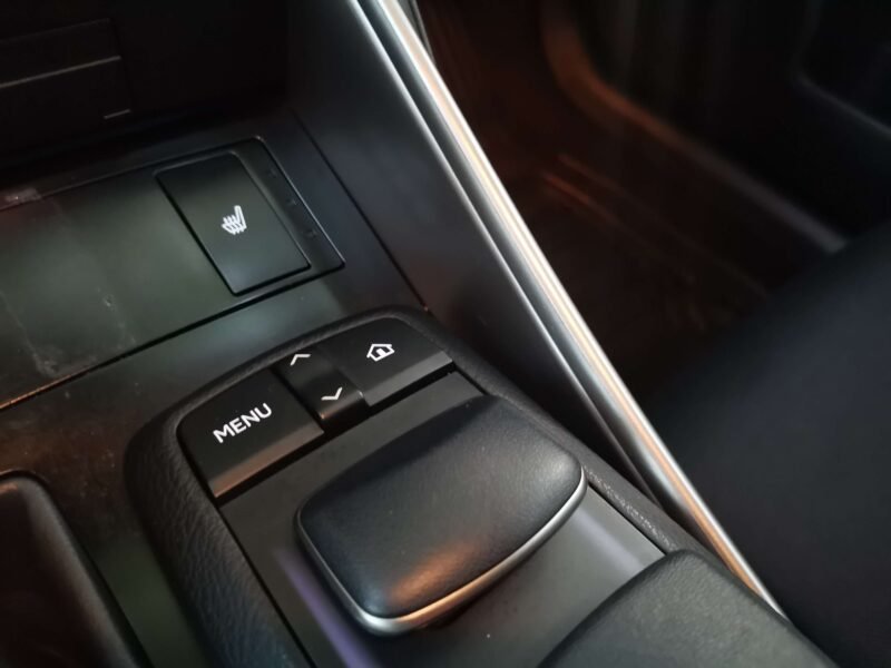 LEXUS IS300 IS 300h F Sport Navibox