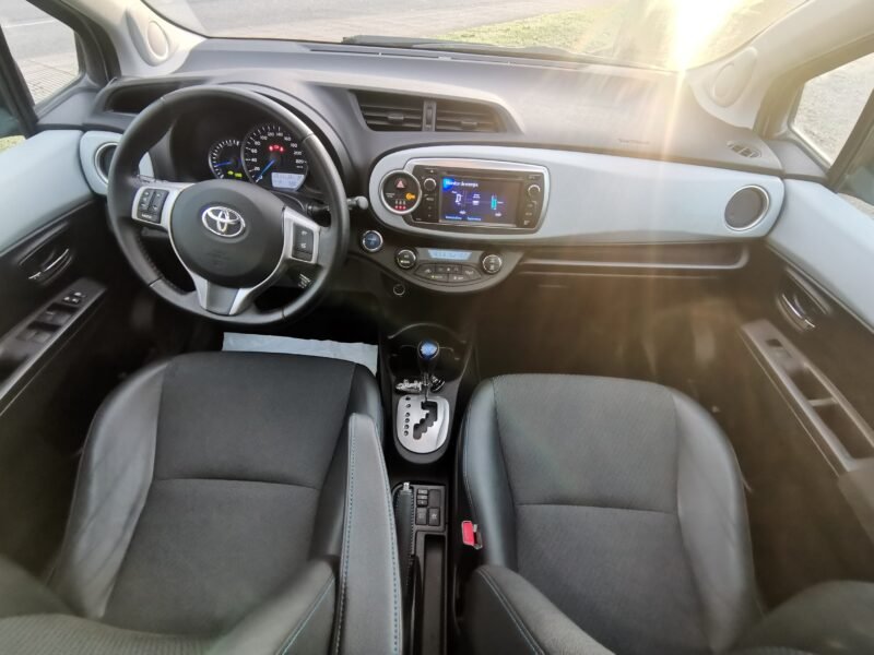 TOYOTA YARIS Hybrid Advance